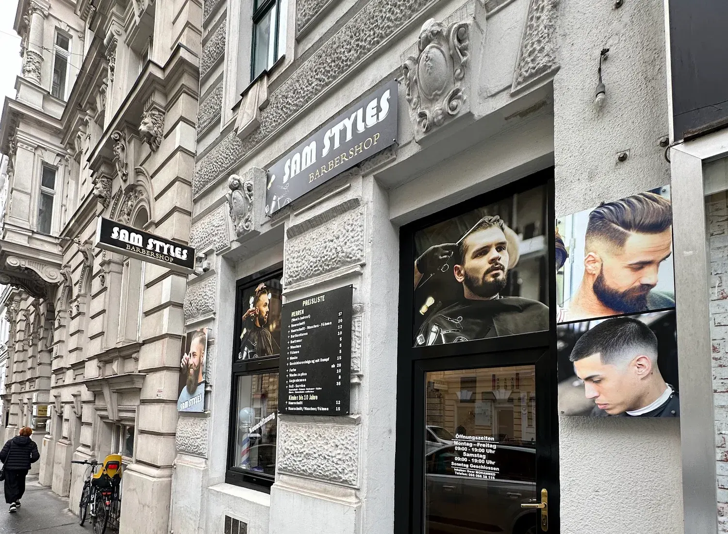 Gründerzeit-Fassade mit dem Schild SAM STYLES Barbershop und der Preistafel neben der Tür