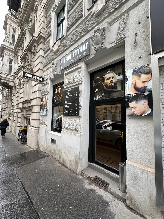 Eingang in der Laudongasse mit Schild und Preistafel